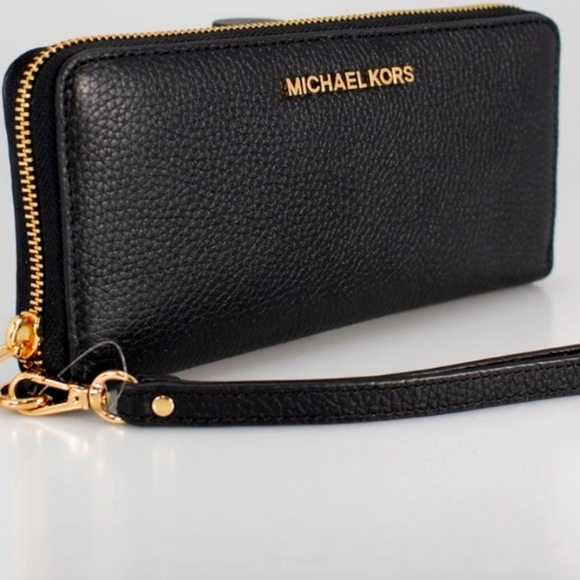 Michael Kors Handbags - Michael Kors black Jet Set travel wristlet